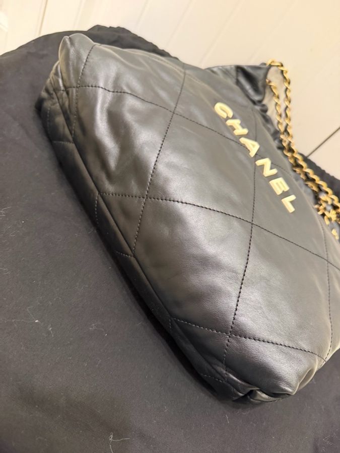 Chanel 22bag 限量黑底白字小號-3