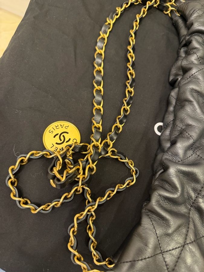 Chanel 22bag 限量黑底白字小號-5