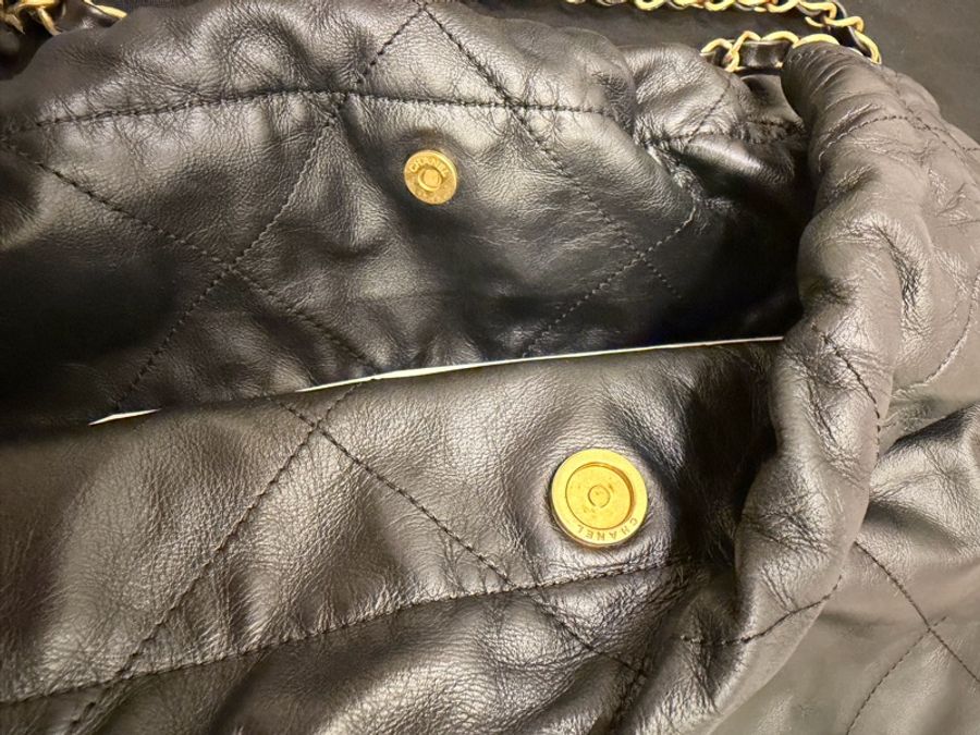 Chanel 22bag 限量黑底白字小號-6