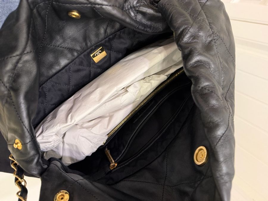 Chanel 22bag 限量黑底白字小號-7