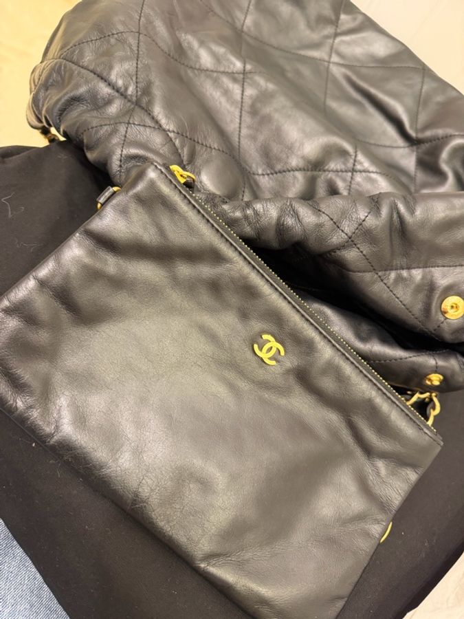 Chanel 22bag 限量黑底白字小號-8