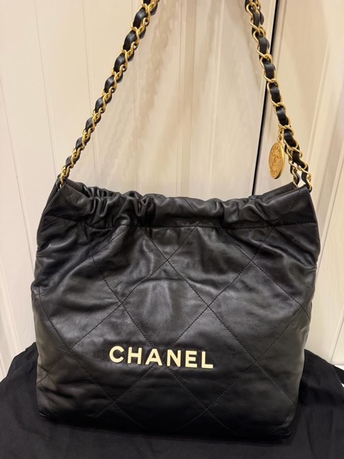 Chanel 22bag 限量黑底白字小號-11