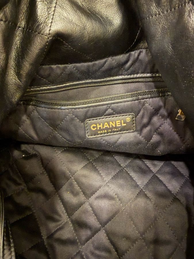 Chanel 22bag 限量黑底白字小號-18