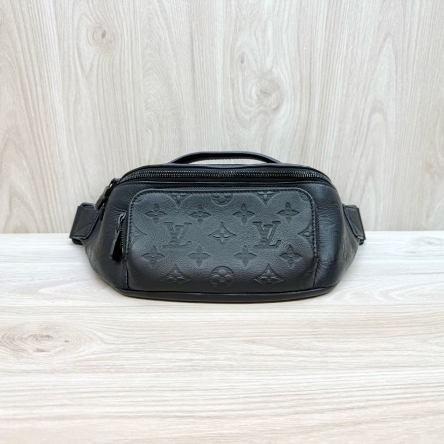 LV新版超有質感🖤黑Monogram壓紋腰包M47058-2