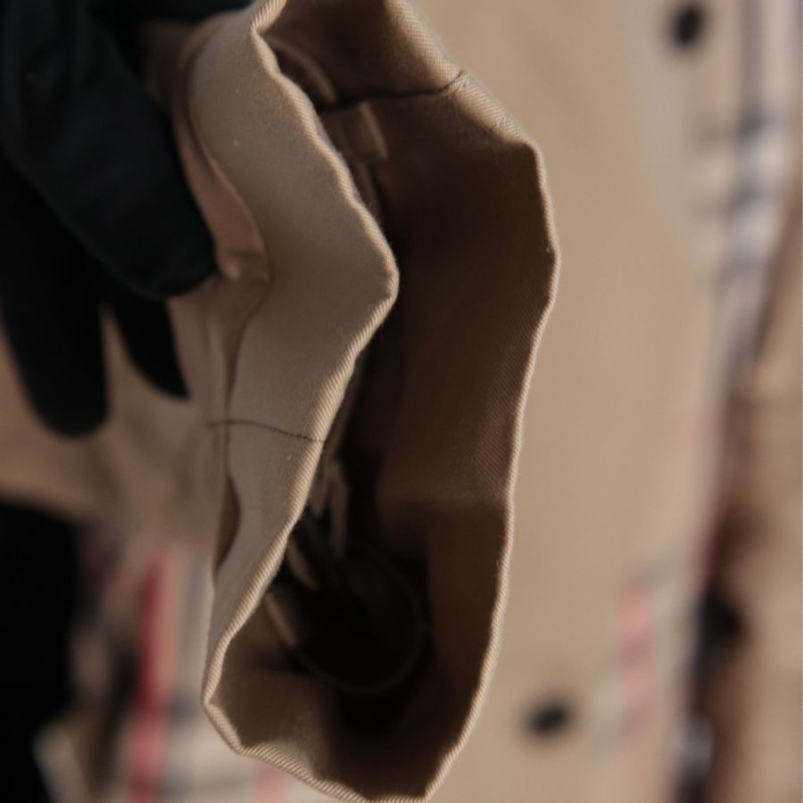 Burberry卡其色双排扣收腰两口袋风衣外套-22