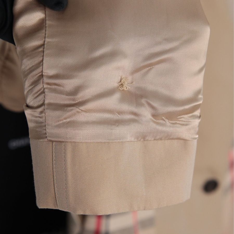 Burberry卡其色双排扣收腰两口袋风衣外套-36