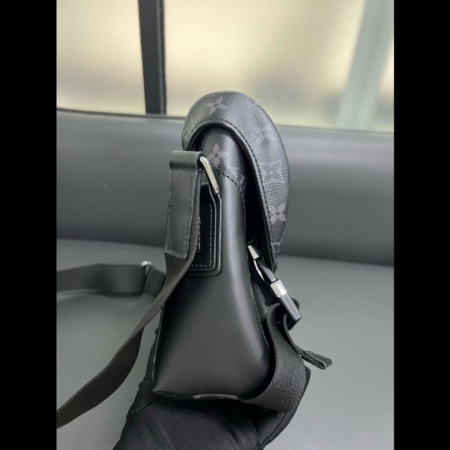 Lv voyager
黑武士邮差包 小號-7