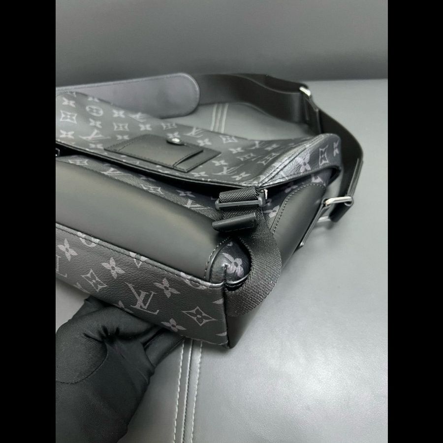 Lv voyager
黑武士邮差包 小號-8