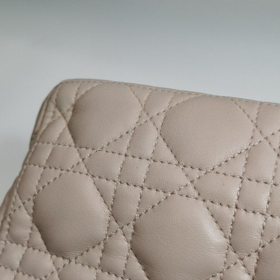 Dior Lady Dior戴妃包大羊皮藤格紋字母Logo吊飾單肩包-19