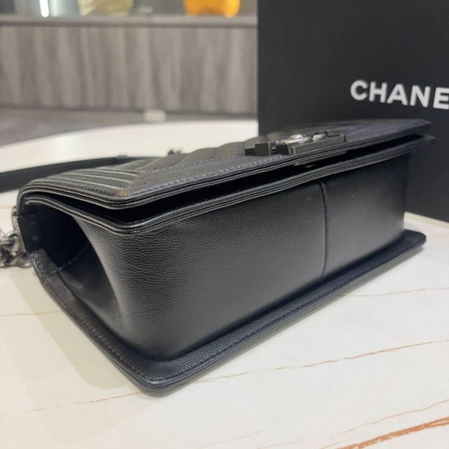 CHANEL Boy 經典荔枝紋牛皮銀釦25cm(芯片款)-5