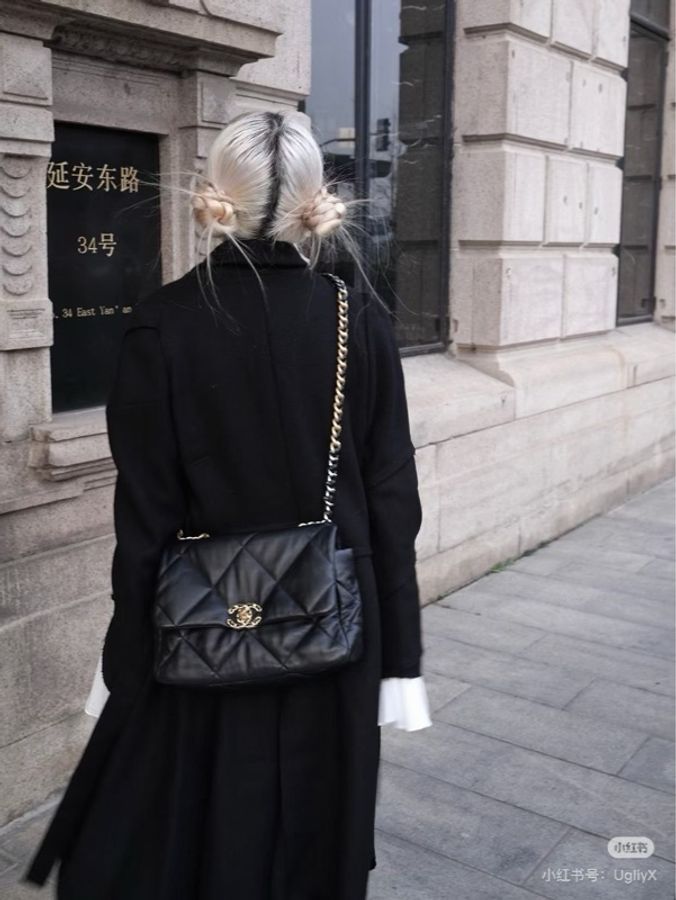 【威選精品】🖤 CHANEL 19 Maxi 機場包｜黑金羊皮 芯片款 🖤-0