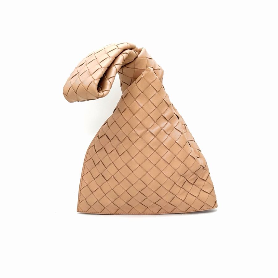 【威選精品】🤎 Bottega Veneta Twist 編織三角紐結手拿包｜奶茶色 Intrecciato 編織皮革 🤎-4