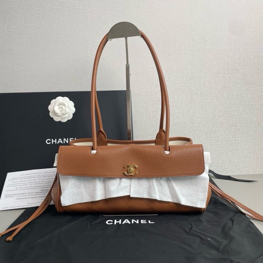 Chanel香奈兒🖤 26S法棍焦糖色荔枝皮金扣💛 全新✨ 芯片款💕 尺寸：32×14 附件：塵袋 包裝盒 購證-0