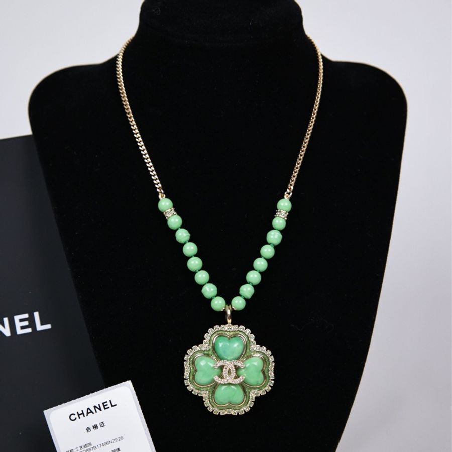 Chanel 24A曼彻斯特系列绿色琉璃四叶草吊坠珠珠项链-0