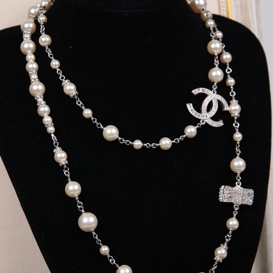 Chanel 13年白色珍珠莱茵石蝴蝶结吊坠毛衣链长项链-5