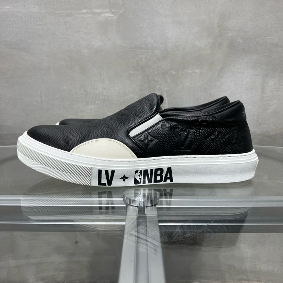 LOUIS VUITTON/路易威登 LV Ollie NBA聯名 黑色浮雕一腳蹬 尺碼/UK7.5 41.5碼-2