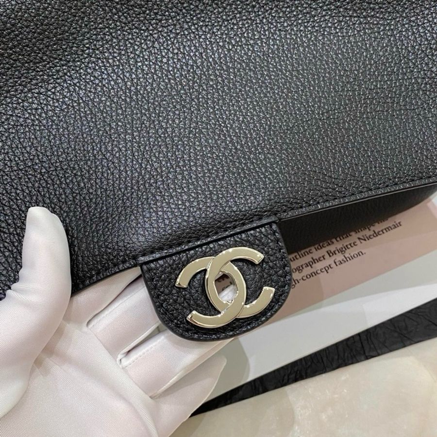 ✨香奈兒/Chanel 26a機場包32cm Maxi黑色牛皮 單肩包 銀扣Jennie同款-9