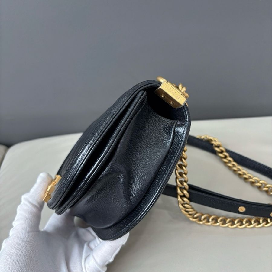 香奈兒Chanel 22A 黑金半月leboy馬鞍包單肩包斜挎包，荔枝紋牛皮，芯片款-2