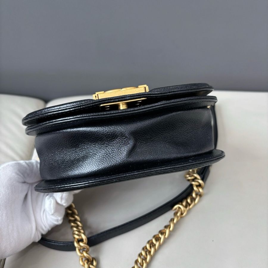 香奈兒Chanel 22A 黑金半月leboy馬鞍包單肩包斜挎包，荔枝紋牛皮，芯片款-5