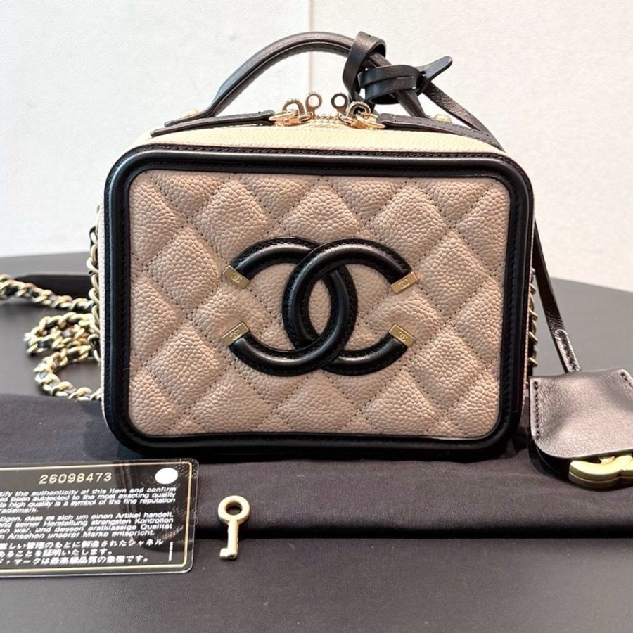 chanel 香奈兒米黑荔枝皮化妝包，配件如圖-0
