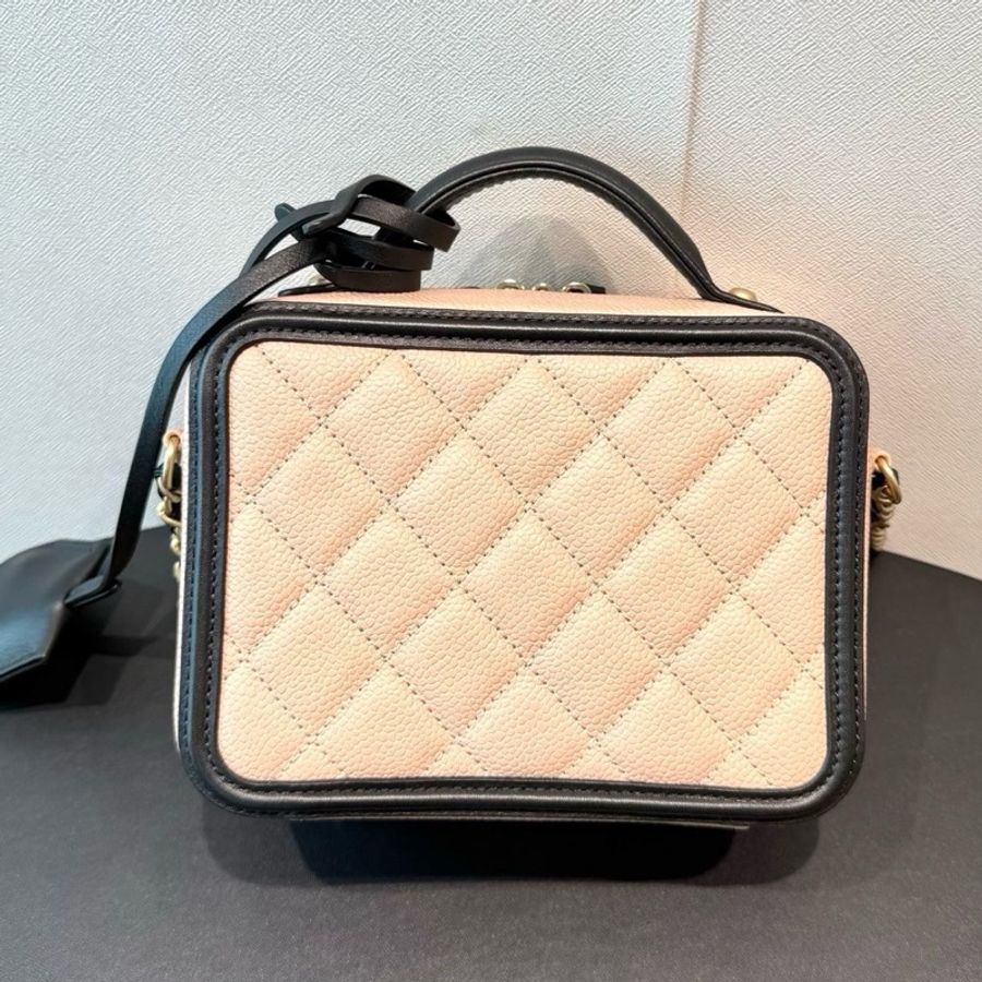 chanel 香奈兒米黑荔枝皮化妝包，配件如圖-2
