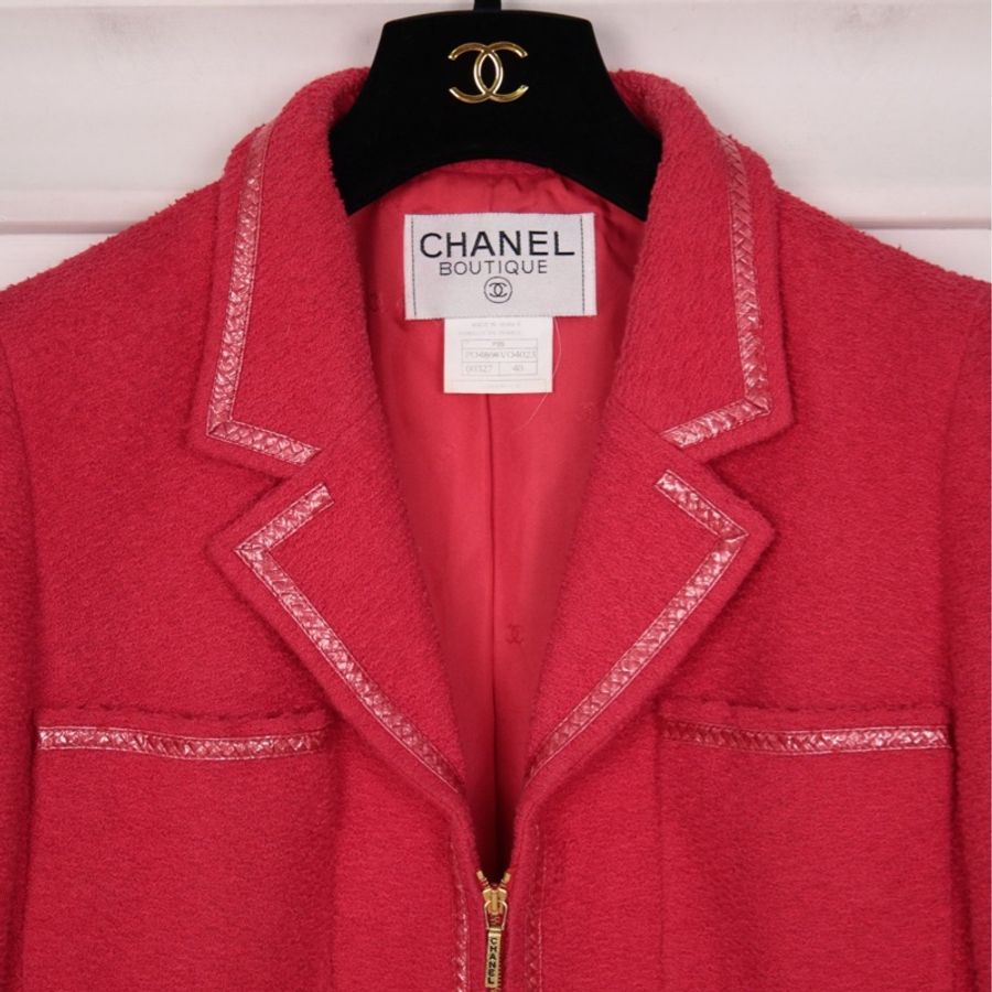 Chanel 95年芭比系列秀款玫红色亮面滚边四口袋拉链上衣外套-10