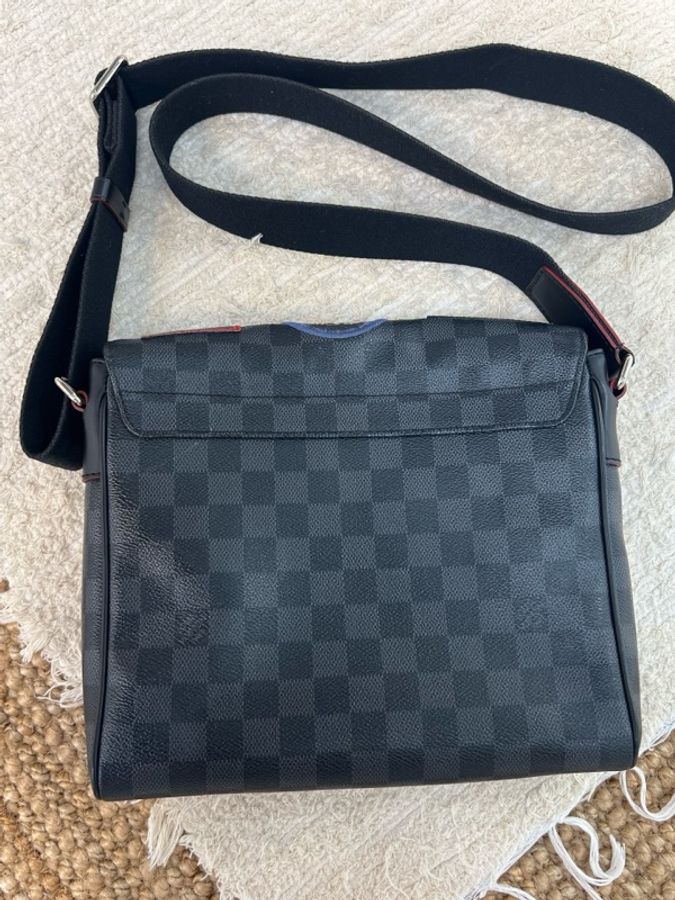 98新✨ 路易威登/Louis Vuitton 阿爾卑斯系列 限量徽章款斜挎男士郵差包-2
