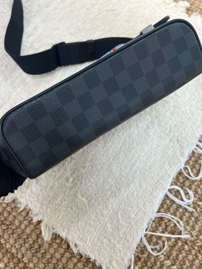 98新✨ 路易威登/Louis Vuitton 阿爾卑斯系列 限量徽章款斜挎男士郵差包-8