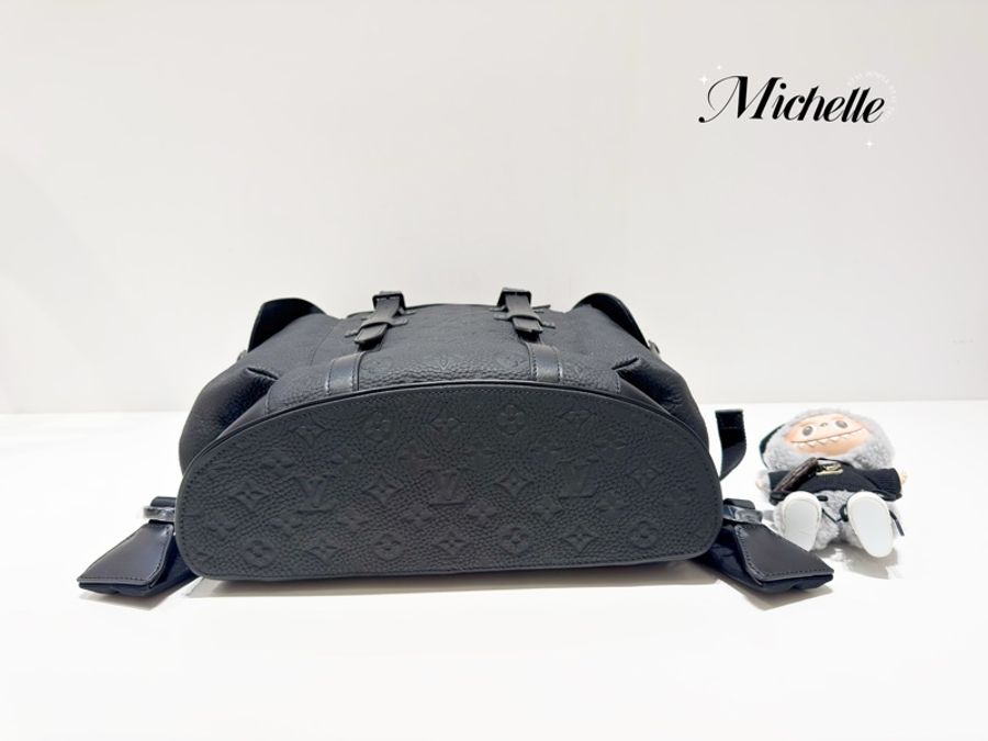LV黑色全皮壓紋Christopher MM雙肩後背包M55699-4