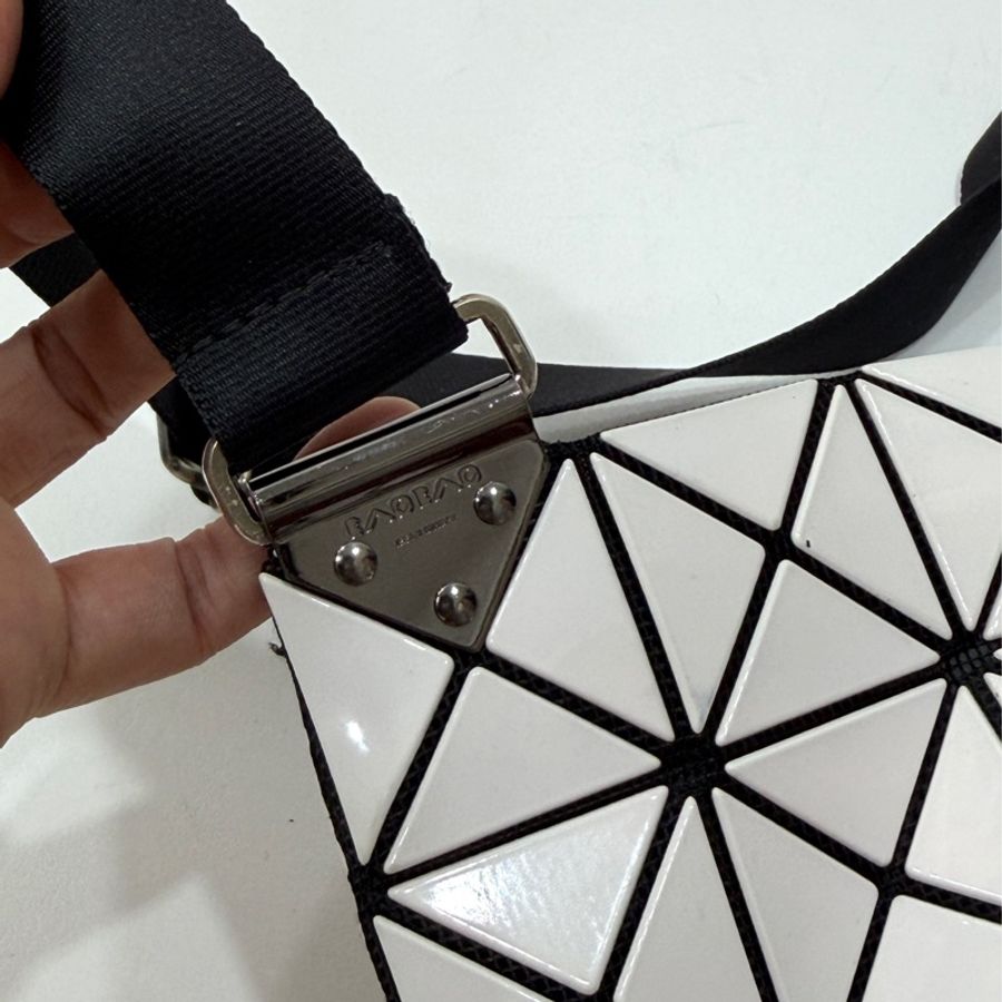 ISSEY MIYAKE 三宅ㄧ生 BAO BAO白色亮面 幾何方格 斜背包 肩背包-9