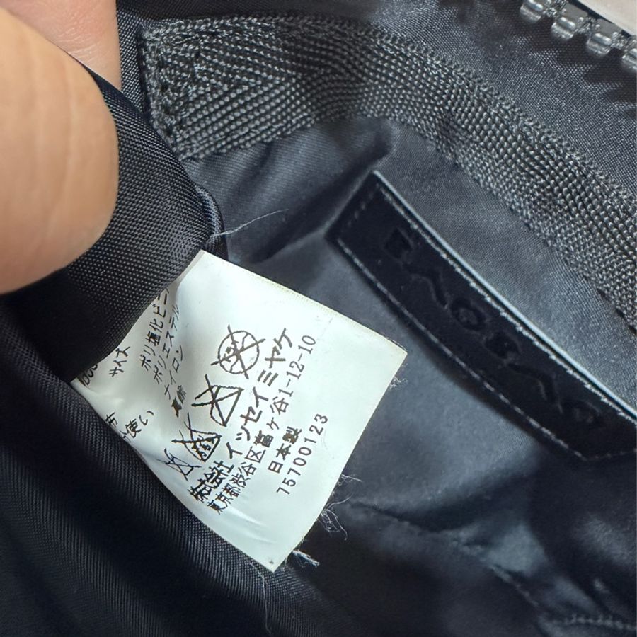 ISSEY MIYAKE 三宅ㄧ生 BAO BAO白色亮面 幾何方格 斜背包 肩背包-12