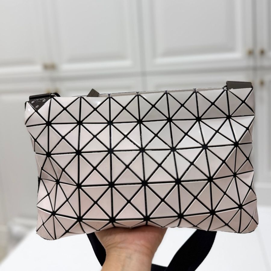 ISSEY MIYAKE 三宅ㄧ生 BAO BAO白色亮面 幾何方格 斜背包 肩背包-14