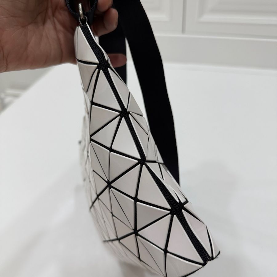 ISSEY MIYAKE 三宅ㄧ生 BAO BAO白色亮面 幾何方格 斜背包 肩背包-5