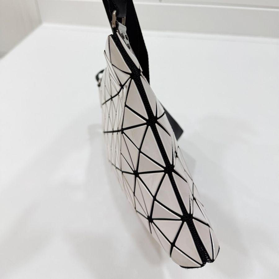 ISSEY MIYAKE 三宅ㄧ生 BAO BAO白色亮面 幾何方格 斜背包 肩背包-6