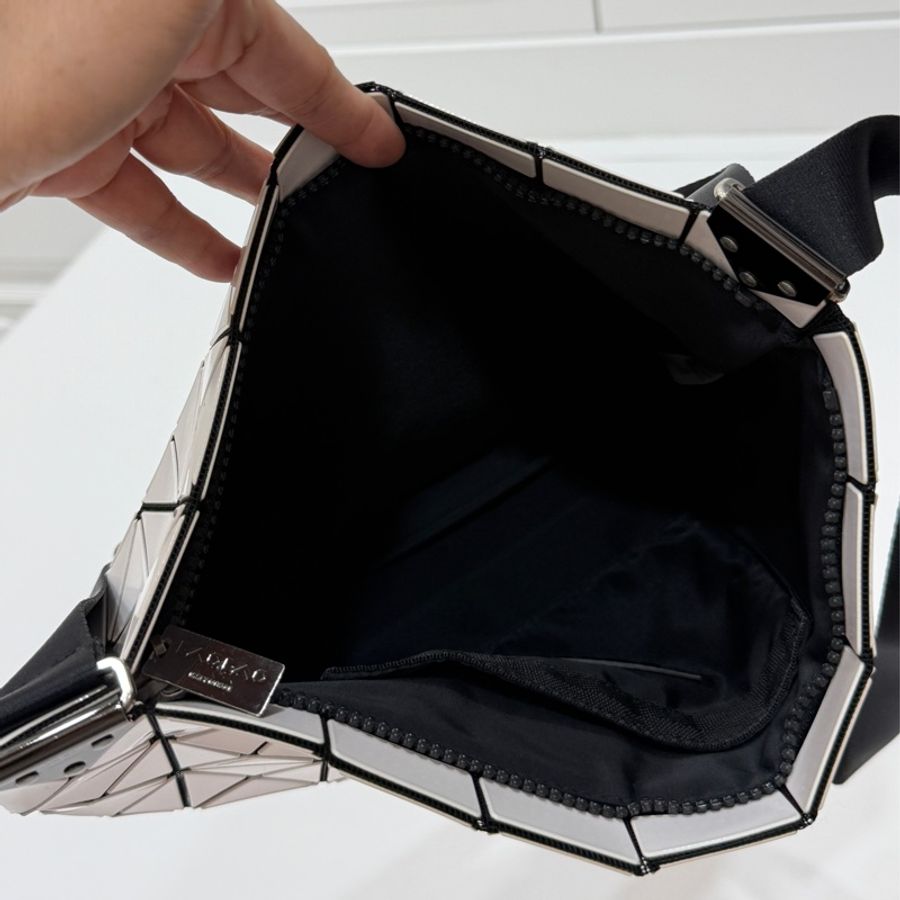 ISSEY MIYAKE 三宅ㄧ生 BAO BAO白色亮面 幾何方格 斜背包 肩背包-10