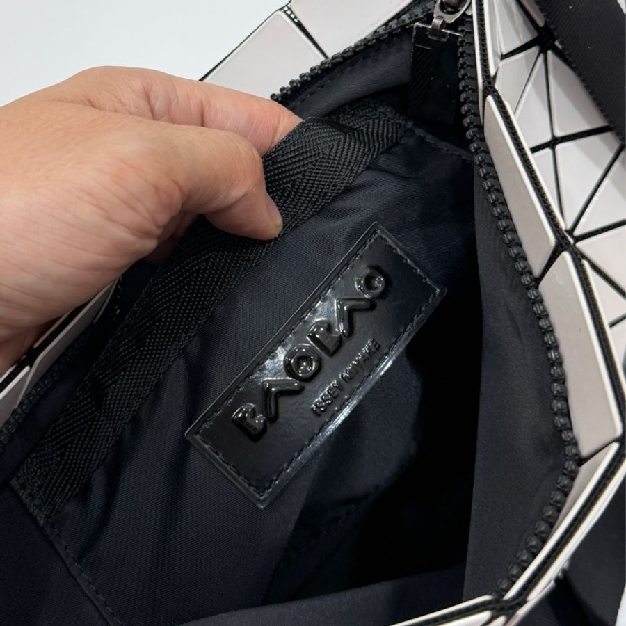 ISSEY MIYAKE 三宅ㄧ生 BAO BAO白色亮面 幾何方格 斜背包 肩背包-11