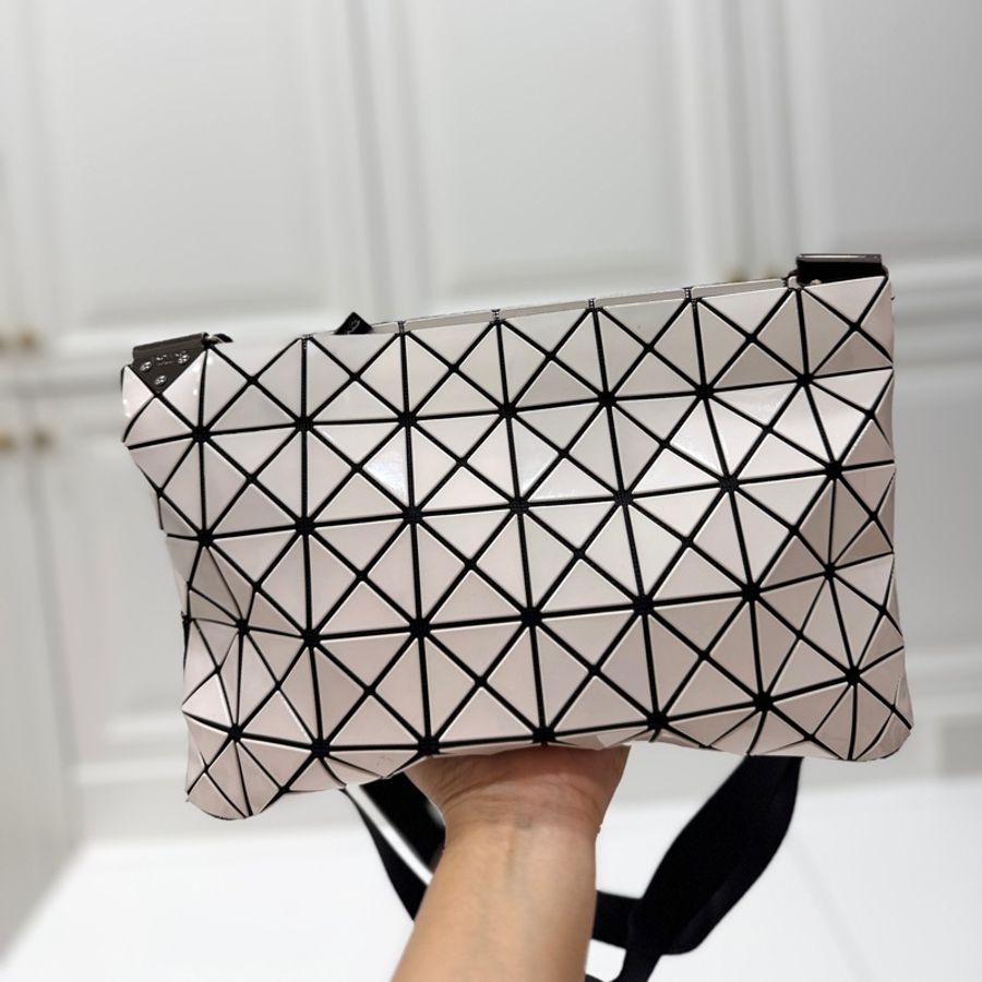 ISSEY MIYAKE 三宅ㄧ生 BAO BAO白色亮面 幾何方格 斜背包 肩背包-13
