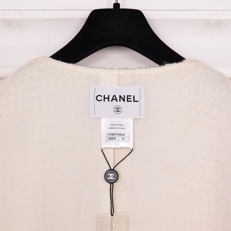 Chanel 15年萨尔茨堡系列秀款白色双排狮头扣四口袋外套FR42 25/11-13