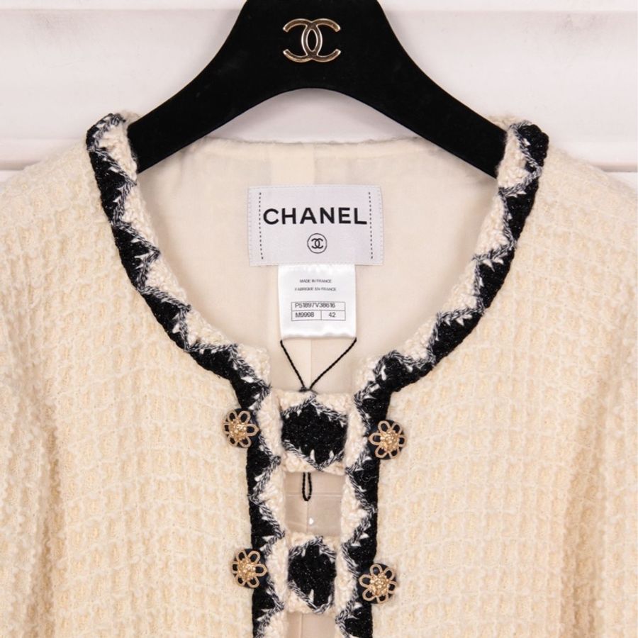 Chanel 15年萨尔茨堡系列秀款白色双排狮头扣四口袋外套FR42 25/11-14