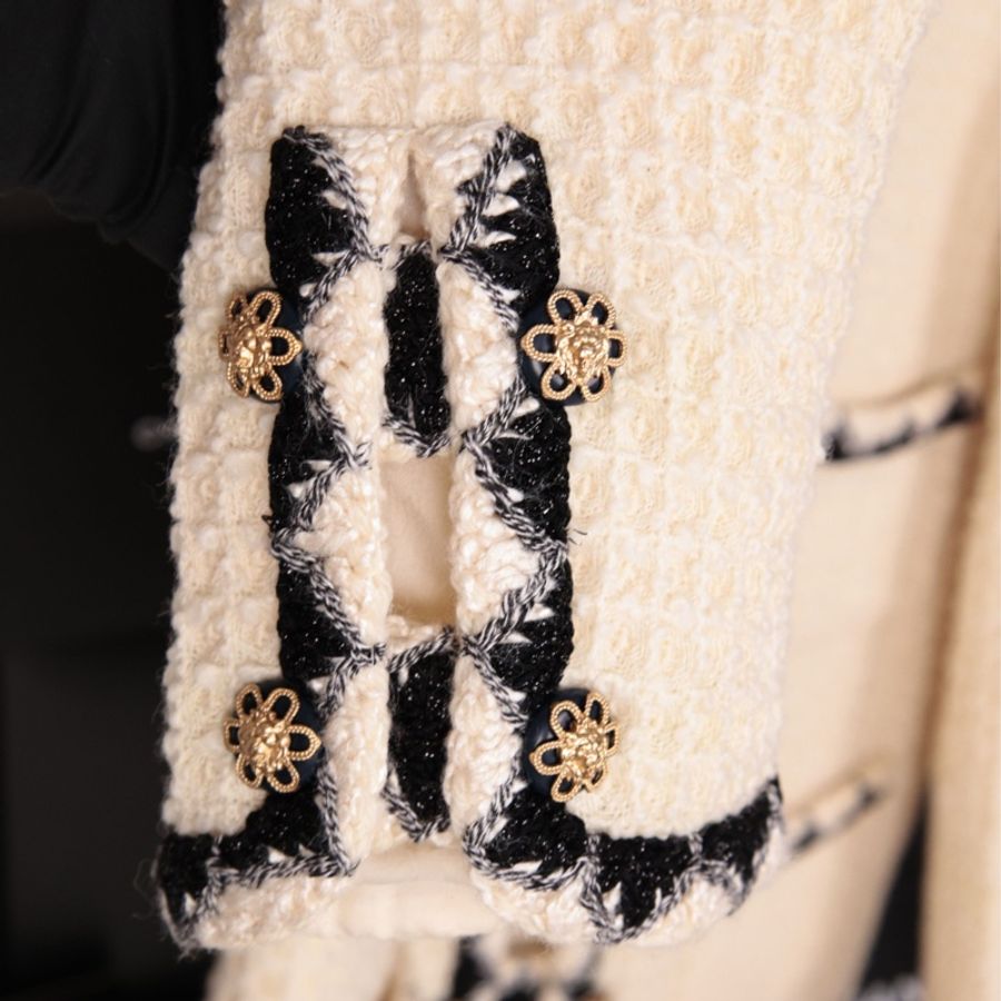 Chanel 15年萨尔茨堡系列秀款白色双排狮头扣四口袋外套FR42 25/11-28