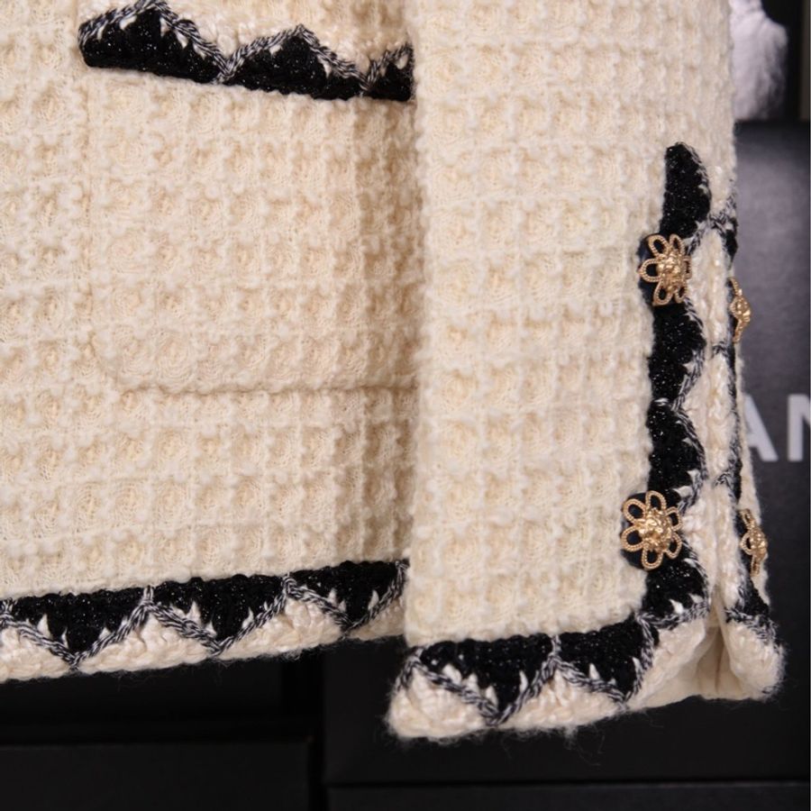 Chanel 15年萨尔茨堡系列秀款白色双排狮头扣四口袋外套FR42 25/11-32