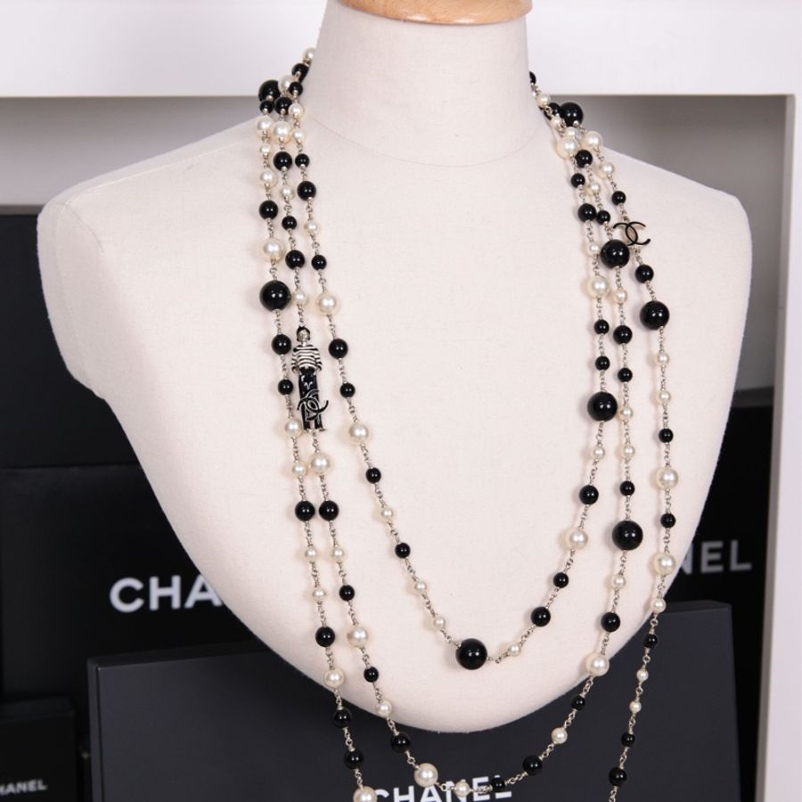 Chanel 11年黑白珍珠珐琅coco小姐人像三层长项链毛衣链-1