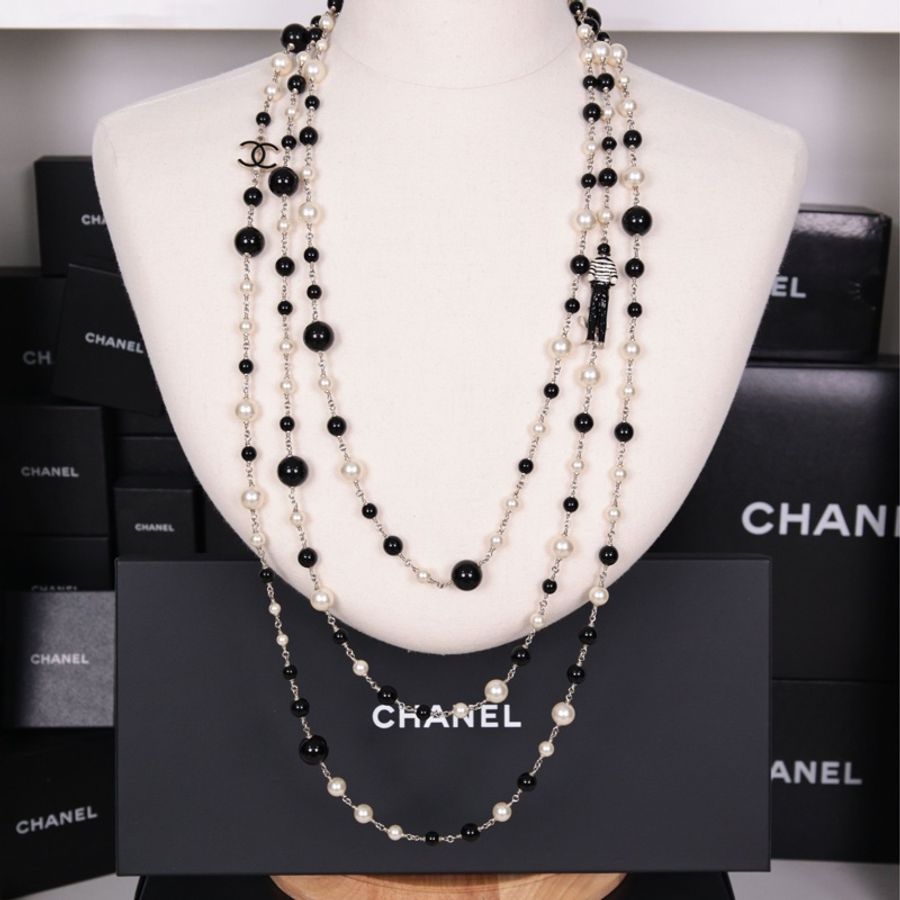 Chanel 11年黑白珍珠珐琅coco小姐人像三层长项链毛衣链-3