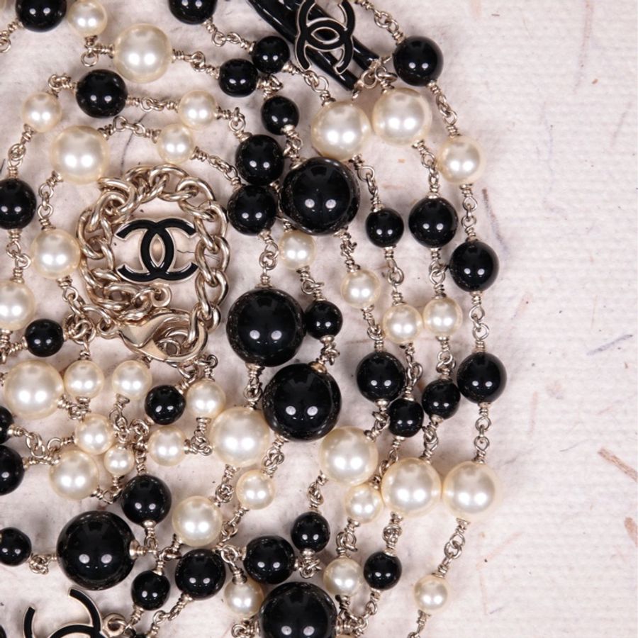 Chanel 11年黑白珍珠珐琅coco小姐人像三层长项链毛衣链-9