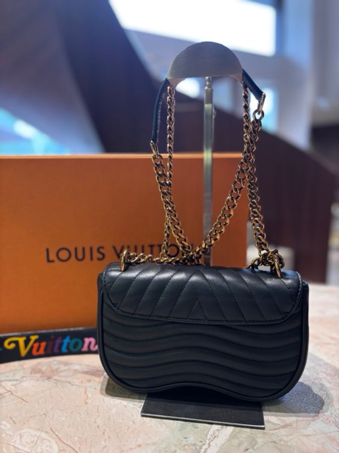 Louis Vuitton 路易威登 黑色斜挎包  有彩色字母手提-1