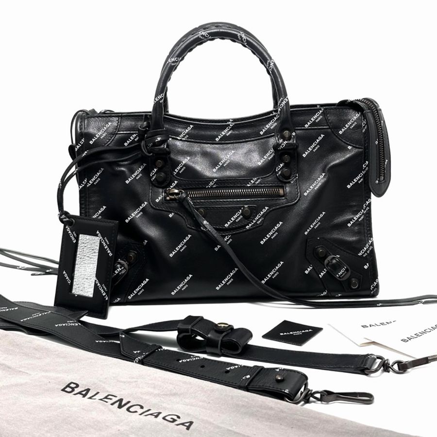 【威選精品】🖤 BALENCIAGA 黑色滿印Logo小號機車包-1