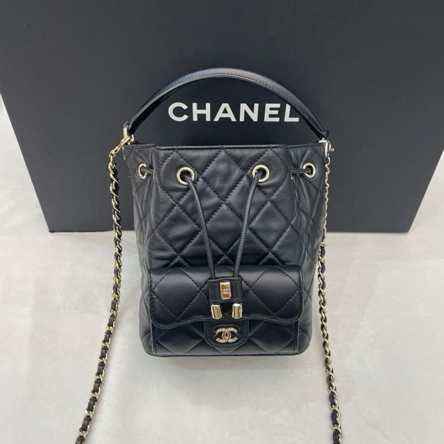 Chanel香奈兒 抽繩手提包斜挎包單肩包小水桶包 黑色金扣芯片款。-0