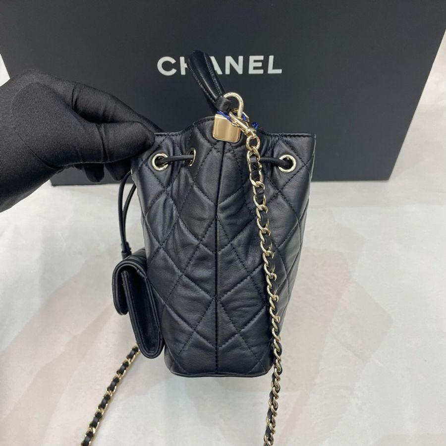 Chanel香奈兒 抽繩手提包斜挎包單肩包小水桶包 黑色金扣芯片款。-1