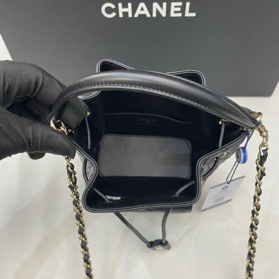 Chanel香奈兒 抽繩手提包斜挎包單肩包小水桶包 黑色金扣芯片款。-5