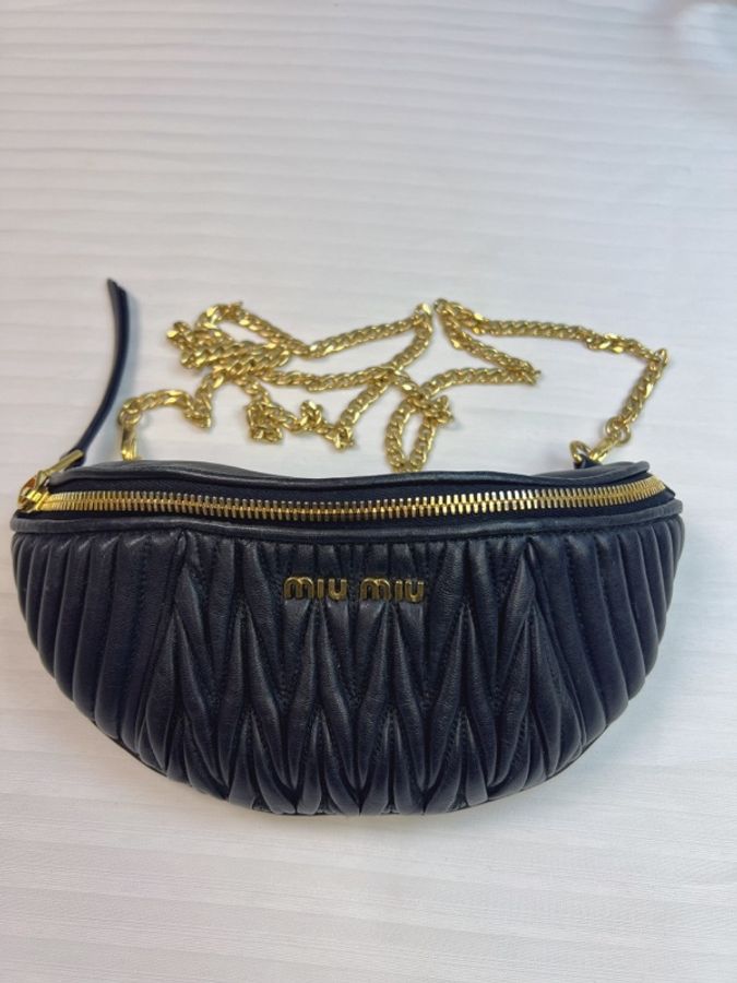 95新 miumiu繆繆黑金腰包底長24cm-1